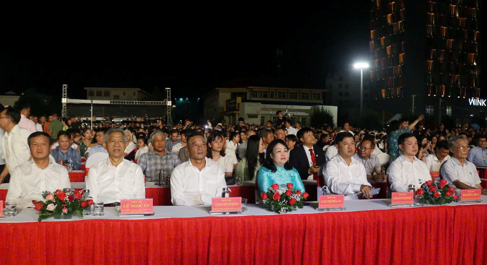Các đồng chí lãnh đạo, nguyên lãnh đạo tỉnh tham dự chương trình tổng kết Lễ hội Sầu riêng Đắk Lắk năm 2026.